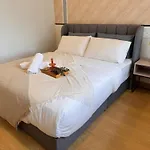 Cozy Beachfront Seaview With 2 Carparks Foc Netflix Access And Youtube Premium 3Beds3Bath 6-11Pax By Minshuku