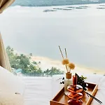 Cozy Beachfront Seaview With 2 Carparks Foc Netflix Access And Youtube Premium 3Beds3Bath 6-11Pax By Minshuku