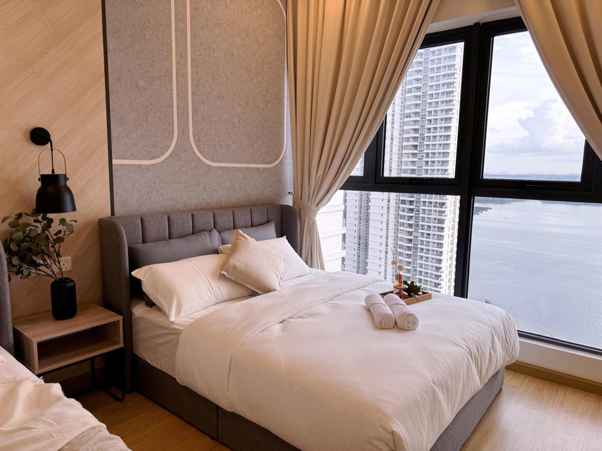Cozy Beachfront Seaview With 2 Carparks Foc Netflix Access And Youtube Premium 3beds3bath 6-11pax By Minshuku * Johor Bahru