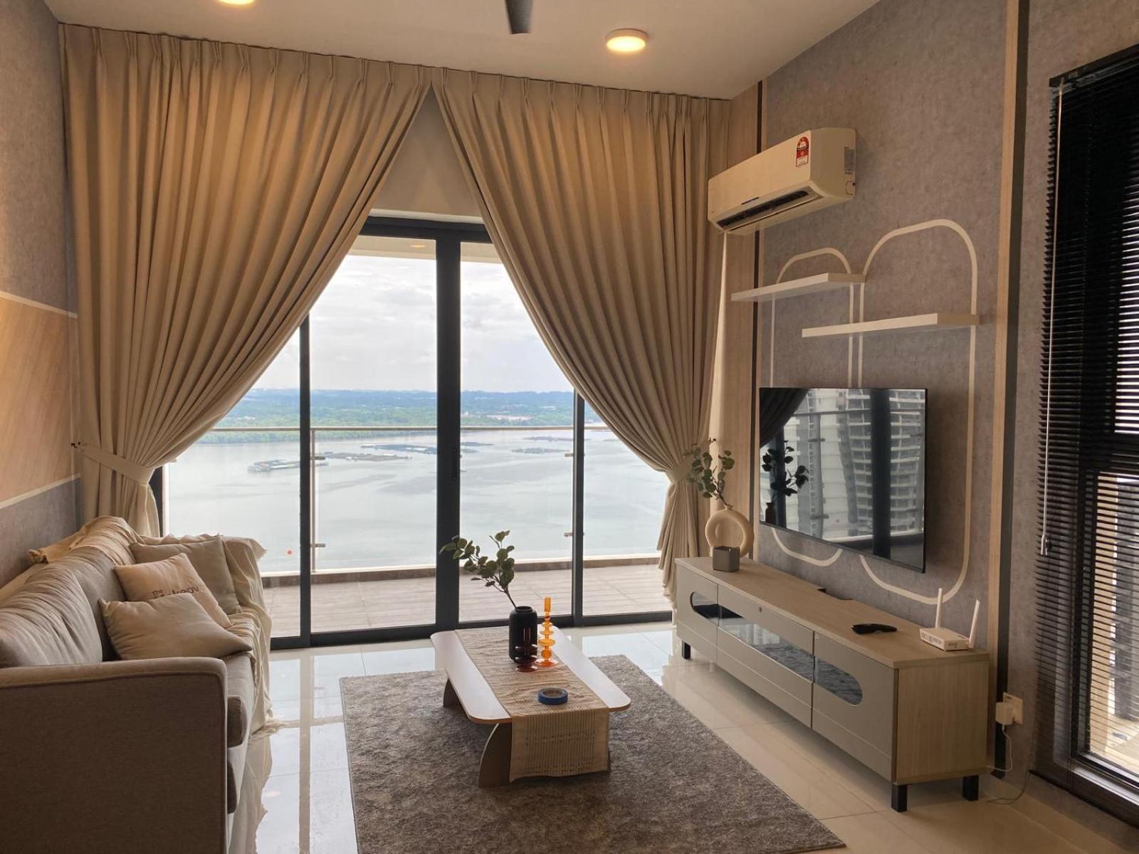Apartment Cozy Beachfront Seaview With 2 Carparks Foc Netflix Access And Youtube Premium 3beds3bath 6-11pax By Minshuku Johor Bahru
