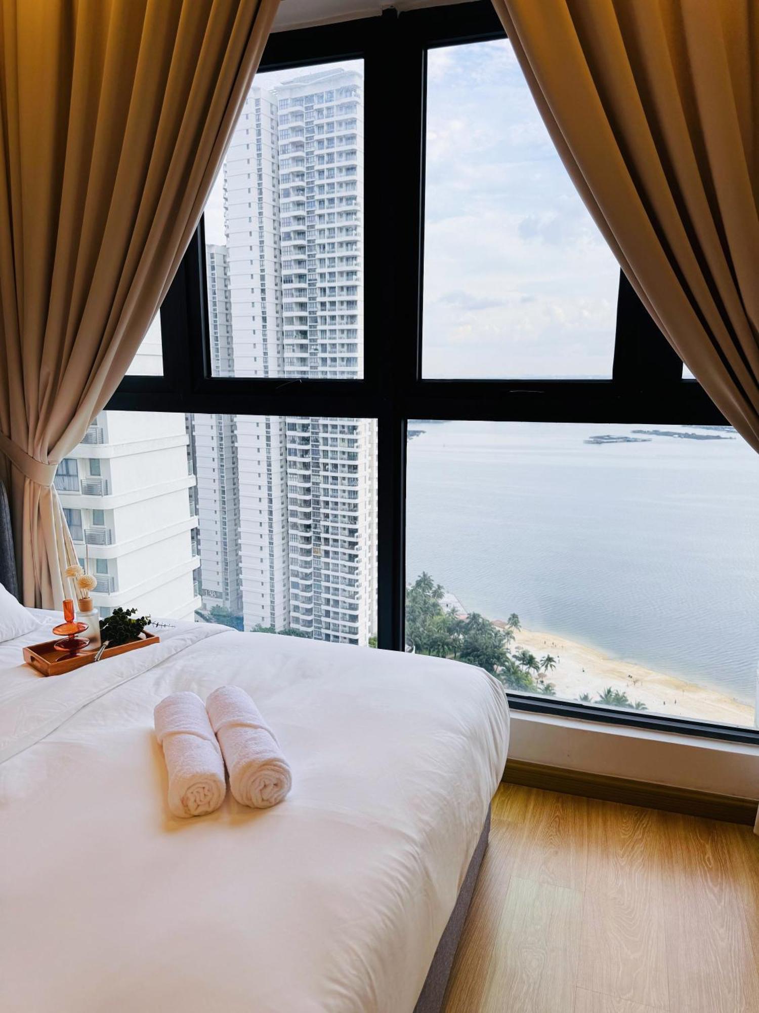 Apartment Cozy Beachfront Seaview With 2 Carparks Foc Netflix Access And Youtube Premium 3beds3bath 6-11pax By Minshuku Johor Bahru