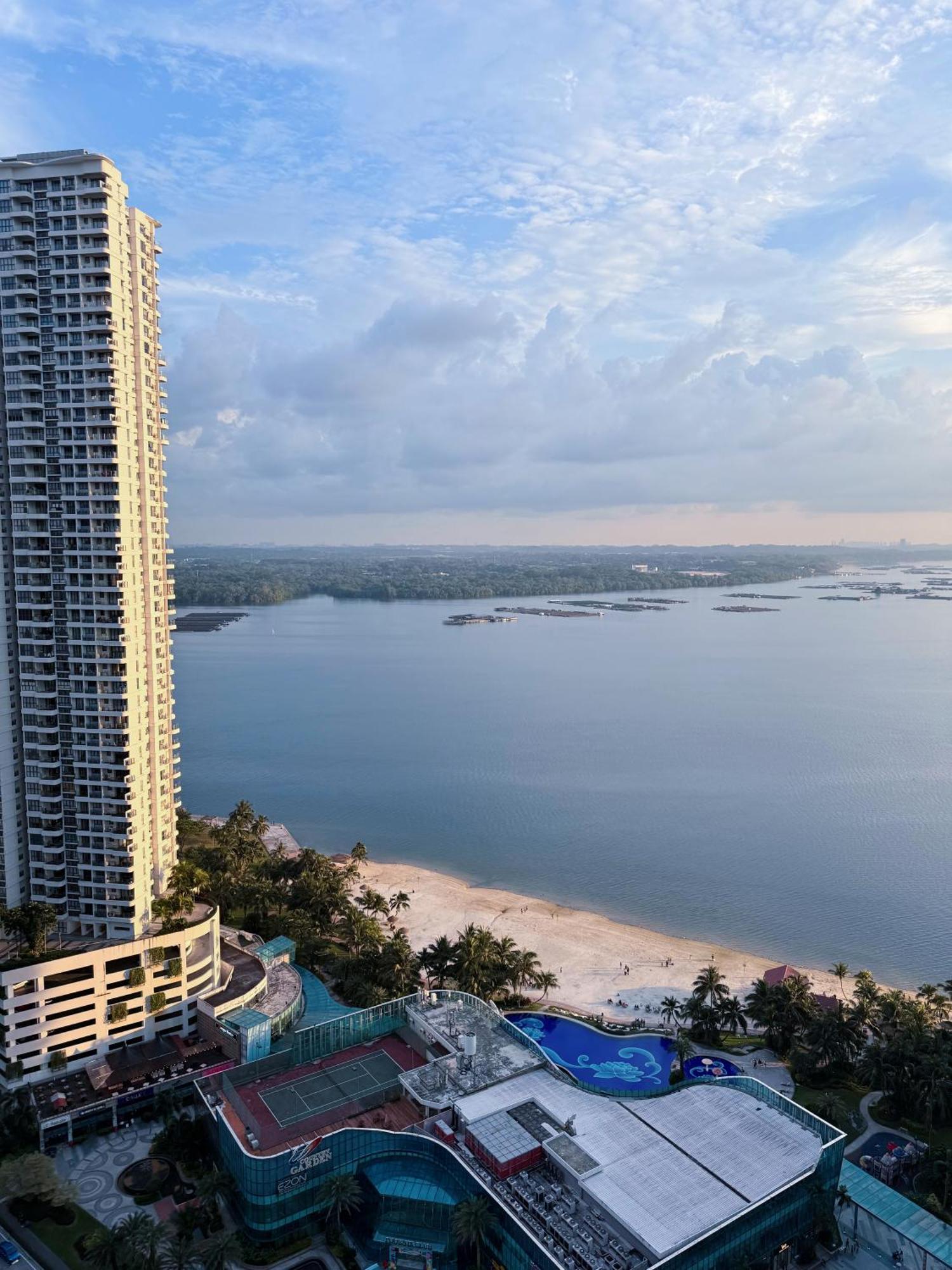 Cozy Beachfront Seaview With 2 Carparks Foc Netflix Access And Youtube Premium 3beds3bath 6-11pax By Minshuku Johor Bahru