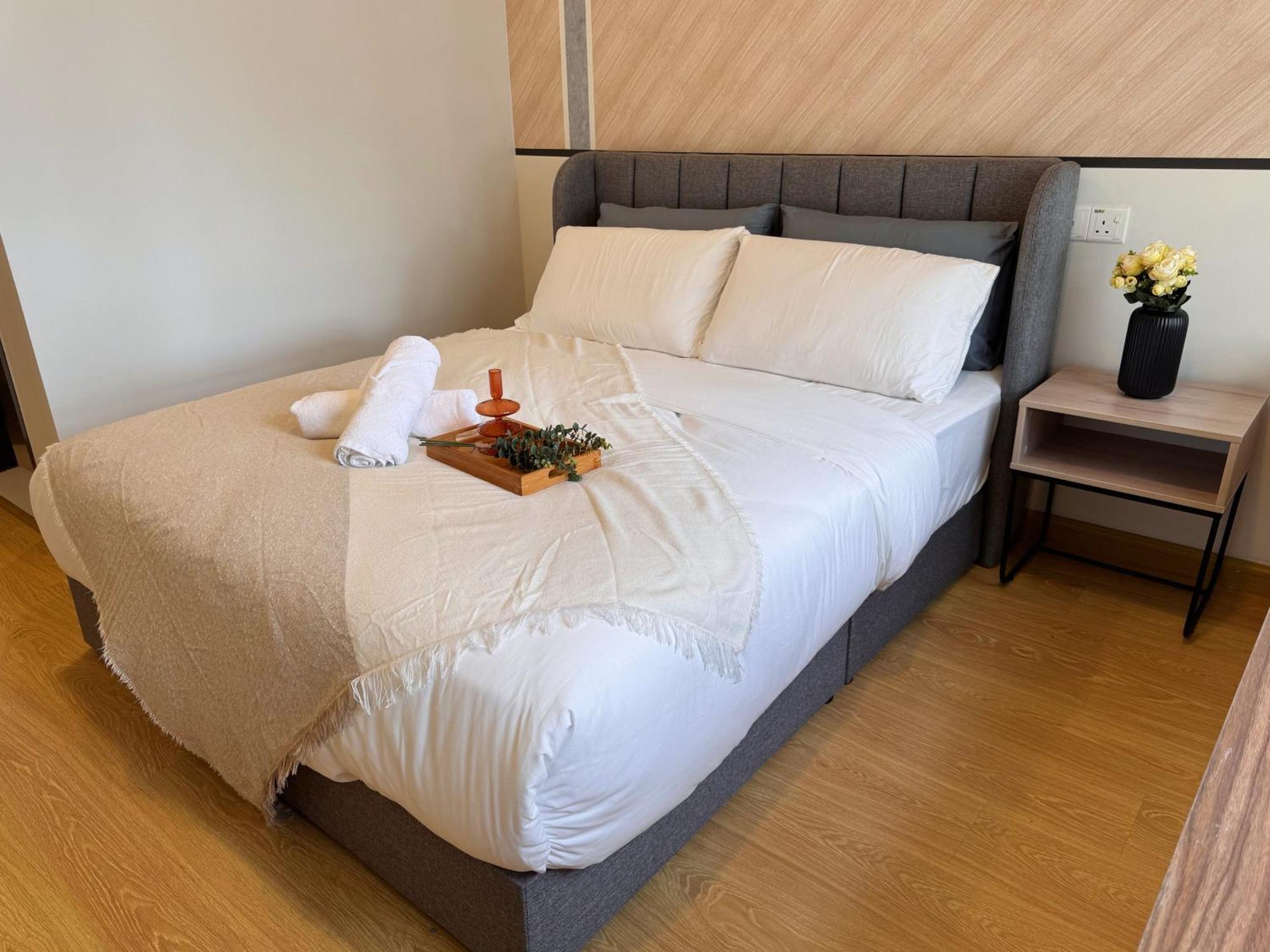 Cozy Beachfront Seaview With 2 Carparks Foc Netflix Access And Youtube Premium 3beds3bath 6-11pax By Minshuku Apartment