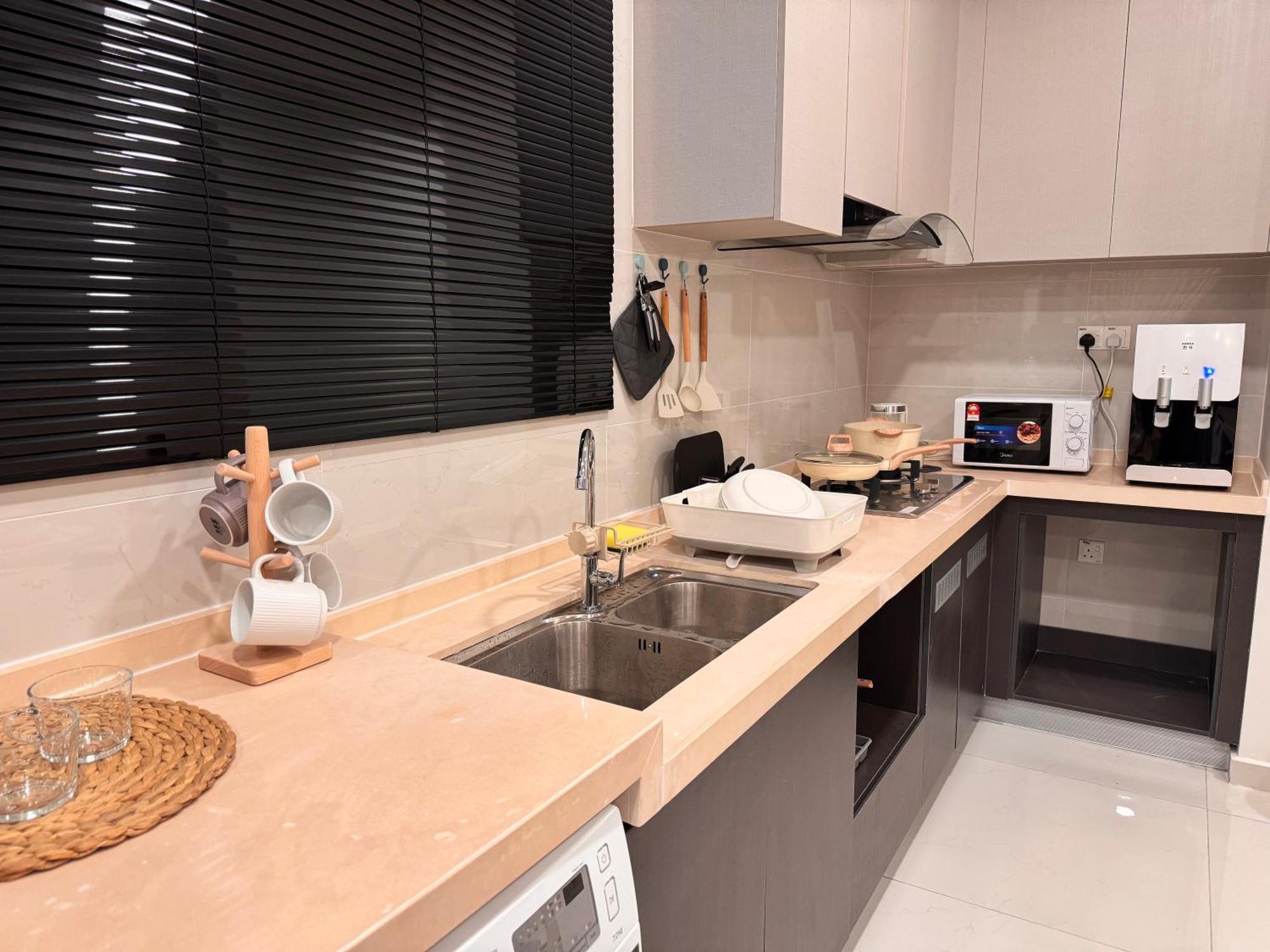 Apartment Cozy Beachfront Seaview With 2 Carparks Foc Netflix Access And Youtube Premium 3beds3bath 6-11pax By Minshuku *