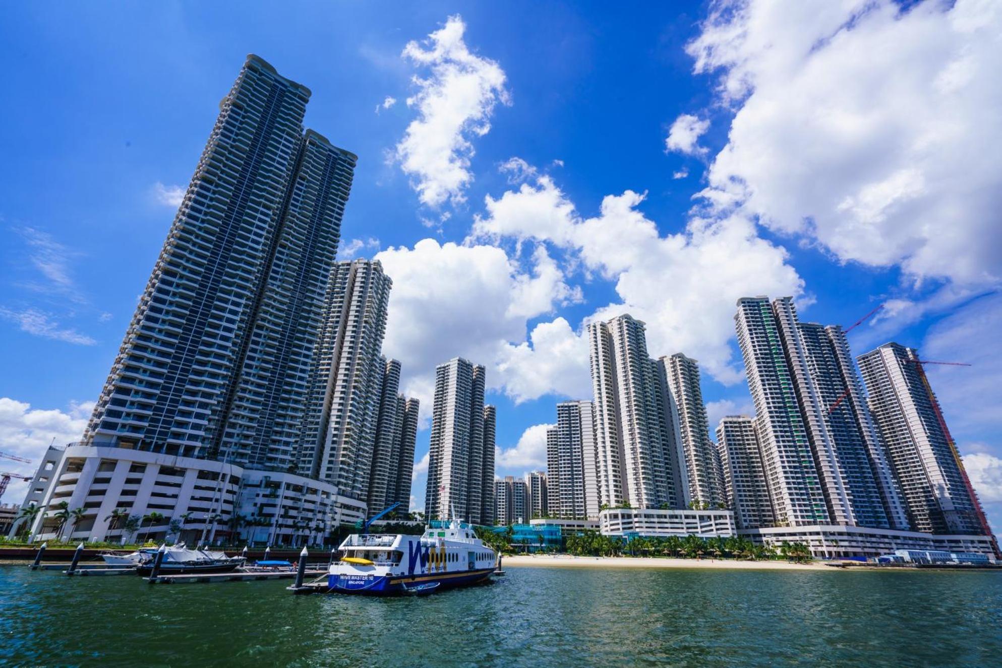 Cozy Beachfront Seaview With 2 Carparks Foc Netflix Access And Youtube Premium 3beds3bath 6-11pax By Minshuku Johor Bahru