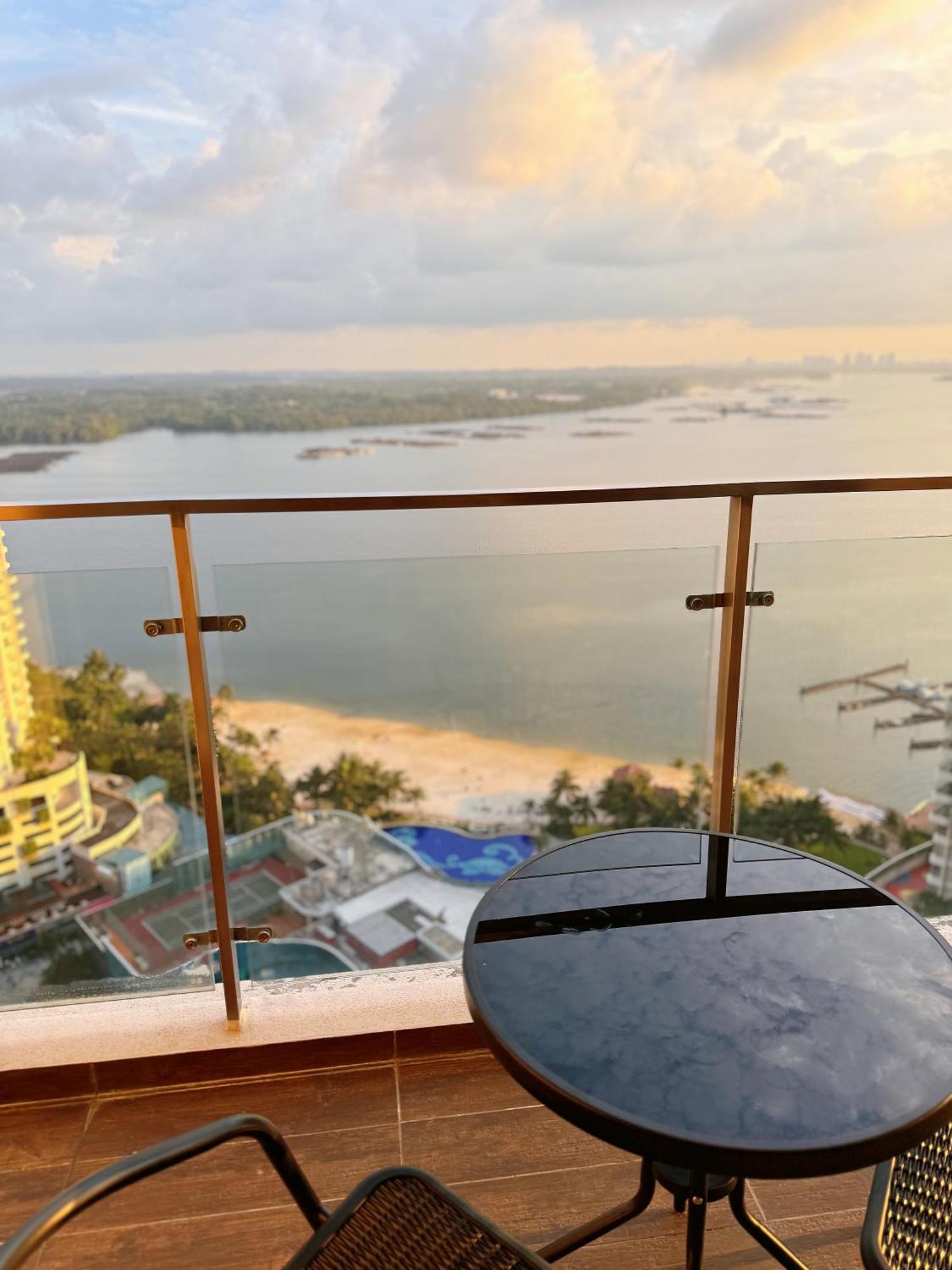 Apartment Cozy Beachfront Seaview With 2 Carparks Foc Netflix Access And Youtube Premium 3beds3bath 6-11pax By Minshuku
